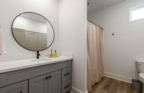 New cottage near Sports Complex with King Beds - Foto 16