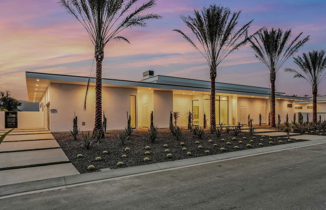 Fine Luxe Retreat w/ Pool & Hot Tub Bravo Villa #15 by Avantstay - Photo 11