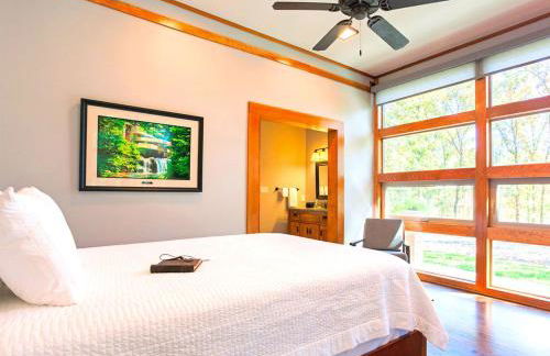 Frank Lloyd Wright-Style Cabin Rental with a Private Hot Tub near Dallas, Texas - Photo 9