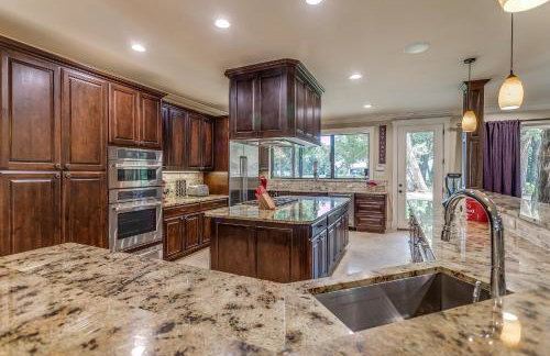 DFW Large Vacation Retreat with Private Pool and Hot Tub - Foto 21