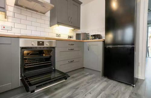 Stylish 2-Bed Home in Nottingham WiFi - Pass the Keys - Photo 14