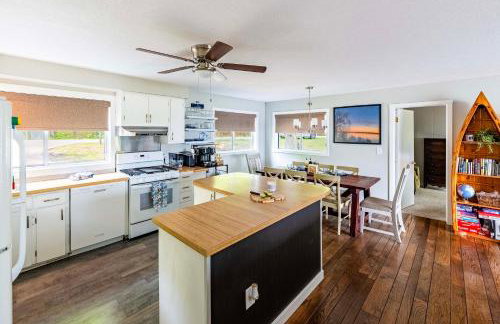 Waterfront Deck and Dock Torch Lake Home! - Foto 9