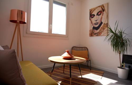 Le Remarquable à Saint Martin d'Hères - Situé au Calme - Proche de Grenoble des Centre de Formations et du Campus - 1 Lit King Size et un lit simple - Climatisation - Balcon - Parking gratuit - Vue montagne - Proche Station de Ski - Foto 10