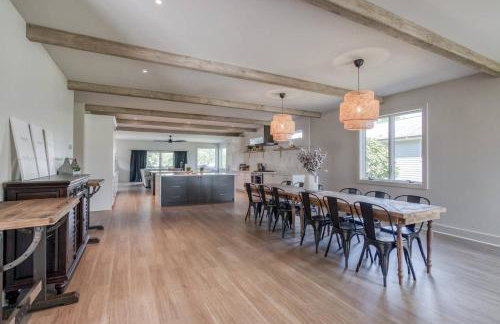 6BR Lakefront Private Dock & Bonfire Sleeps 12 - Foto 47