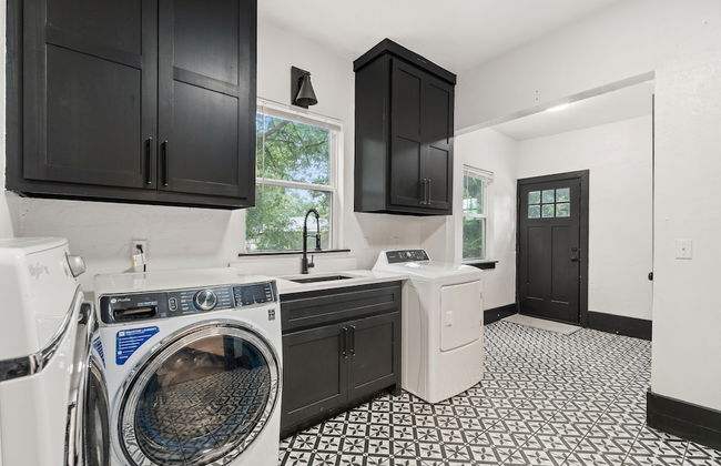 6BR Retreat Comfort Convenience Kitchen 16 - Photo 3