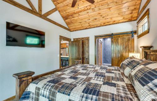 Big Cedar Vacation Rental with Deck and Hot Tub! - Foto 11