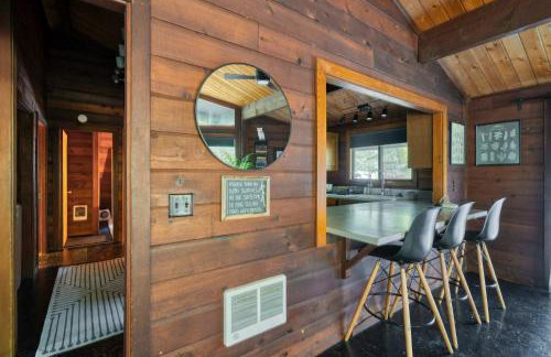 Mid-century Cabin Hideaway - Hot Tub & Fire Pit - Foto 15