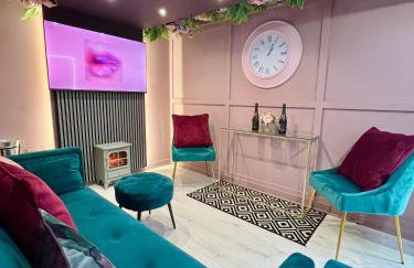 Manchester's ONLY themed slumber party suite for 8 with makeup room - Photo 4