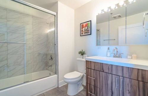 Spacious 2BR South Loop with Skyline view, Optional Parking and Gym Access Near McCormick Place and Soldier Field - Foto 7