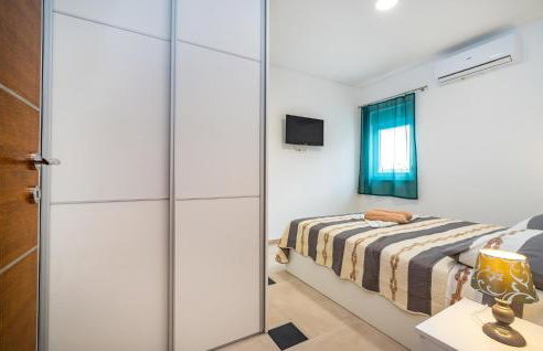 Awesome Home In Modric - Photo 43