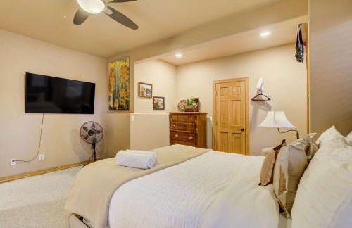 Peaceful Pines! Pool Table, Gym & Forest Views - Foto 33