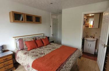 Spacious 5 Bedroom 11 Guest Family House in Horsham - Photo 28