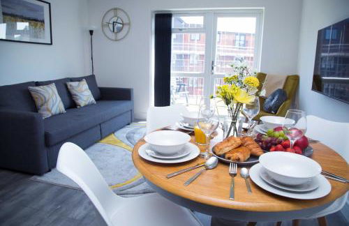 Bridge Court by Sterling Edge Apartments - Luxury Aparthotel - Stylish 1-bed Apartments - Balcony with Canal View or Private Garden - Free Parking - Foto 25
