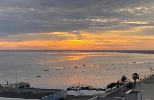 Aux pieds des plages, du port, de la piste cyclable et des commerces de proximité, un studio au dernier étage avec une vue panoramique sur le Bassin d'Arcachon, entièrement rénové, dans une résidence avec piscine - Foto 24