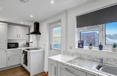 Sleeps 8, 4 bed 2 bathroom house with parking Balderton - Foto 7