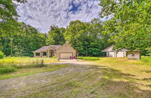 Cozy Whitehall Hideaway with Hot Tub and Chiminea! - Foto 34