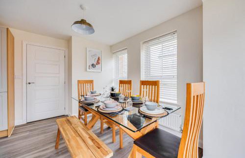 Detached House in Brooklands - Prime Location - Driveway Parking, Self-Check-In, Fast WiFi and Smart TV by Yoko Property - Foto 28