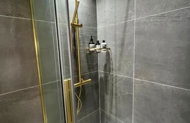 The Acorn Goodwood luxury lodge house 10 minute walk from Goodwood Festival of Speed - Foto 26