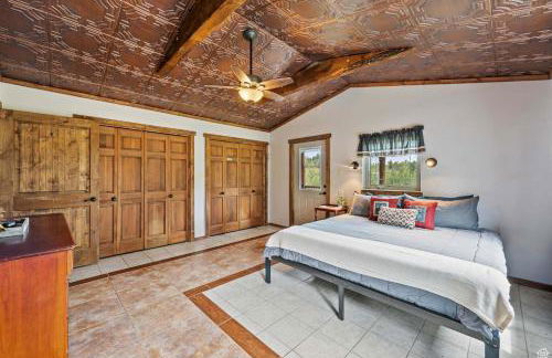 Rustic 5BR Escape with Private Hot Tub 25min to Park City - Foto 11