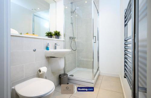 2BR Flat By Paul & Malin Properties Short Lets & Serviced Accommodation Salford - Foto 35