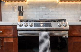 Luxury 2BR Stay Balcony Views and Free Parking - Foto 21