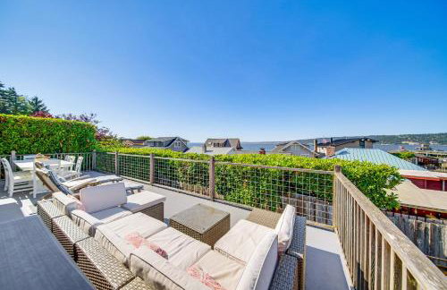 Sun-Soaked Sandy Point Haven with Beach Access! - Foto 1