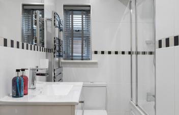 Two Bed Flat in Bush Hill Park - Photo 14