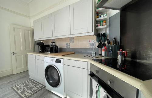 Spacious Flat! Sleeps 7, Pet Friendly and Parking - Photo 13
