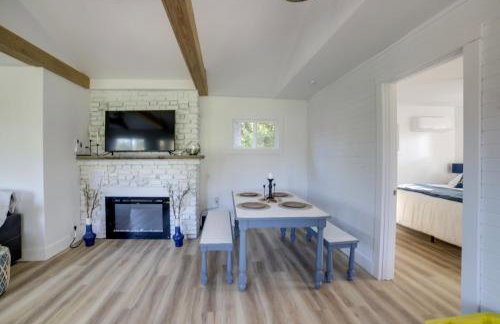 Stylish Grass Lake Retreat - Steps to Park! - Foto 9