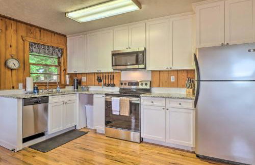 Waterfront Lake Martin Home with Grill and Beach! - Foto 9