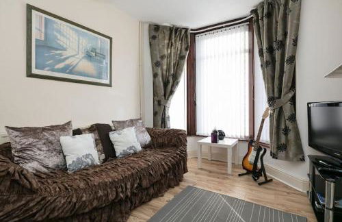 Comfy Home King Size Bed close to Asda & Sefton Park, Very Fast WIFI! - Foto 1