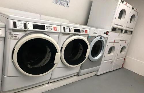 Oceanfront Suite - Top Floor - Sleeps 4 - Pool and Sauna - Foto 48