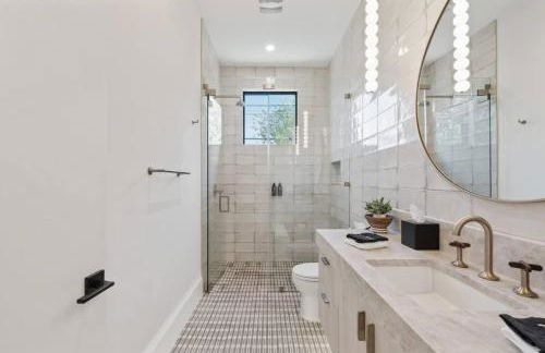 Barton Springs Luxe Heated Pool Spa Sleeps 16 - Photo 73