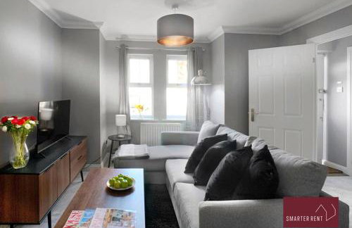 Woking - 2 Bedroom House - Parking - Photo 3