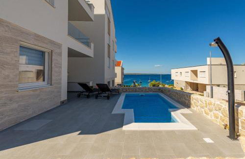 Dolphin view with a pool by the beach - Foto 1