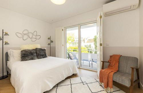 Contemporary Restelo Pool Haven - Photo 24