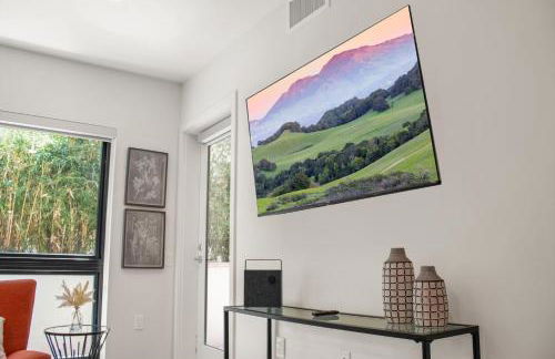 Elevator-King Bed-Walk Downtown-Free Garage Parking-Laundry - Foto 77