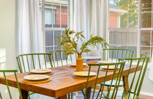 Resort Style Backyard Pool Pickleball Court - Foto 22