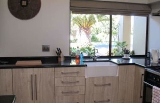 Stunning Cape Peninsula Holiday Villa With Pool - Photo 6