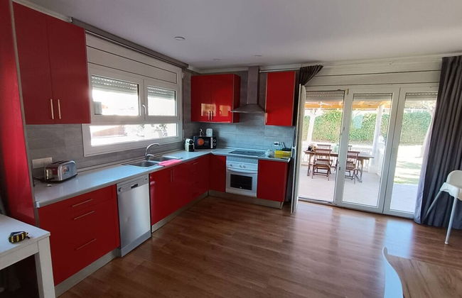 Apartment in Salou with swimming pool and garden - Photo 18