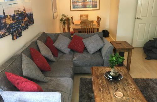 Holyrood Park Apartment - Photo 3