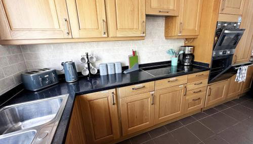 Green Haven Villa - 4BR Spacious House with Hot tub, Ample Parking, Air Condition, WIFI, Netflix, Patio & Garden - Foto 5, stove, dishwasher, pet friendly, toaster, minibar