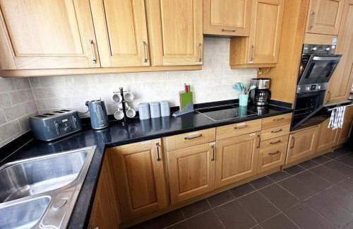 Green Haven Villa - 4BR Spacious House with Hot tub, Ample Parking, Air Condition, WIFI, Netflix, Patio & Garden - Foto 5