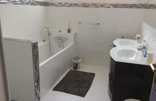 VILLA MIREILLE CALME ARBOREE PISCINE SANS VIS A VIS SECURISEE - Foto 22