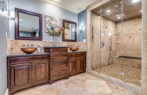 DFW Large Vacation Retreat with Private Pool and Hot Tub - Foto 45