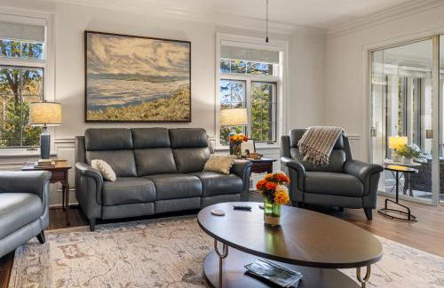 Stylish Mountain Retreat with Sunroom and Pergola - Foto 11