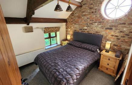 Stunning 2 Bedroom Guest House with Hot Tub - Photo 42