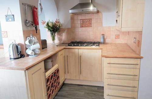 Croeso; Cosy and ideally located for mountains and beaches - Photo 11