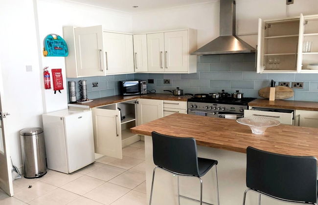 3-bed Semi-detached House, Wifi, Parking, Outdoor Space - Photo 11