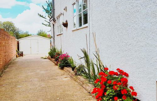 The Green Views Apartment Contractors, Families, Travel - Foto 11